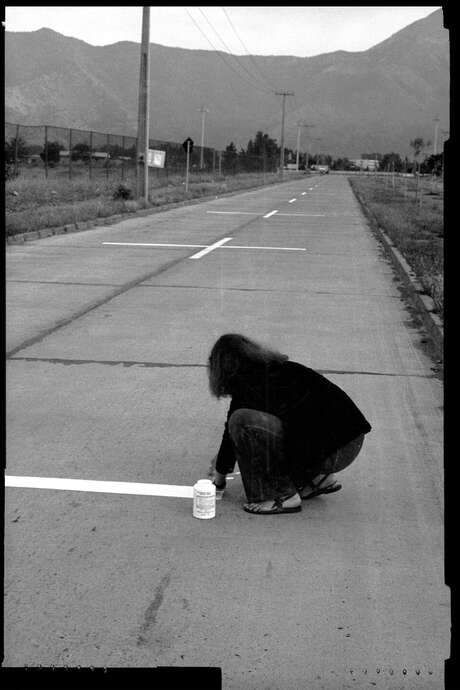 Una milla de cruces sobre el pavimento